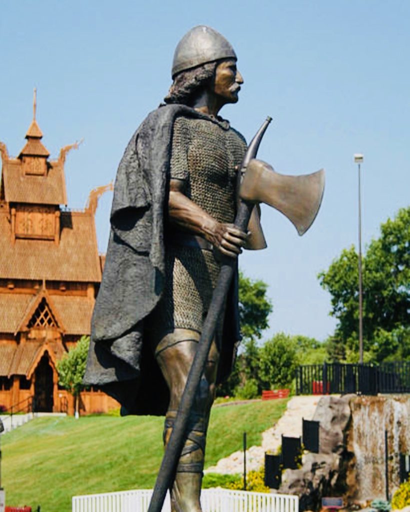 Leifer Eiríksson statue photo