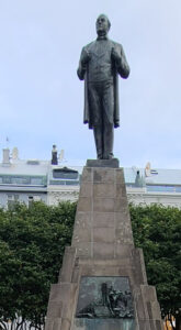 statue of Jón Sigurðsson at Austurvollur square